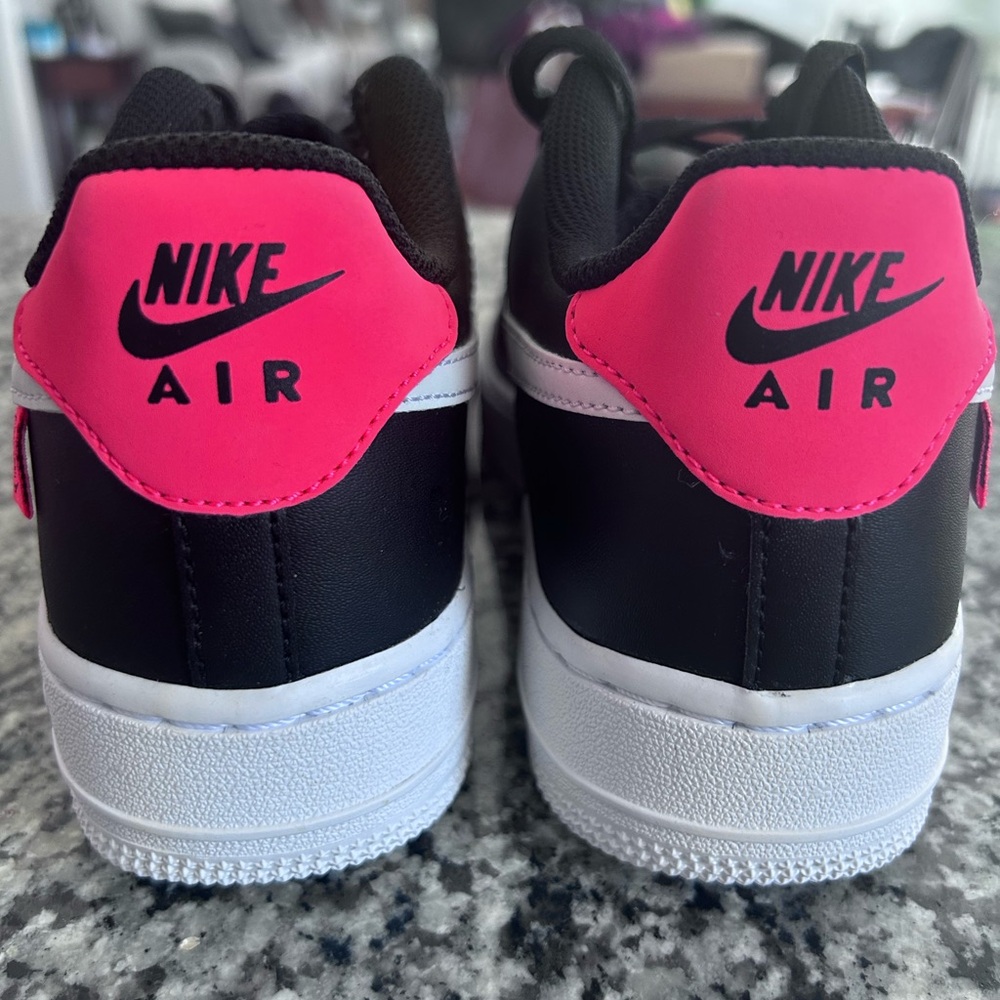 Youth Nike Worldwide shoe.  Size 6 Y